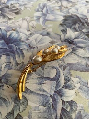 Gold Pearl Leaf Brooch Brushed Pearl
22kt goldplated Vintage Collectable